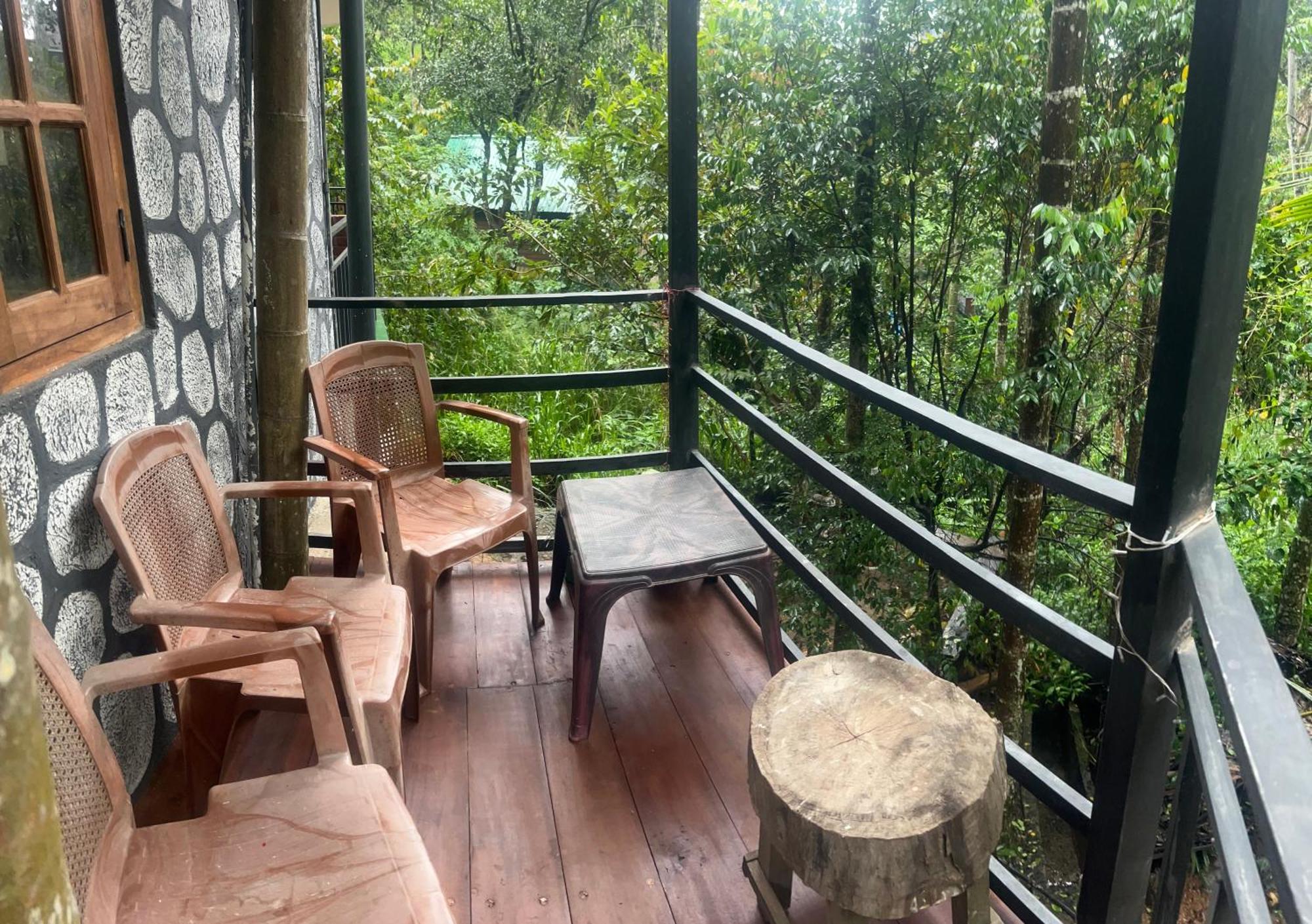 Mum Jungle Inn Ella Eksteriør bilde