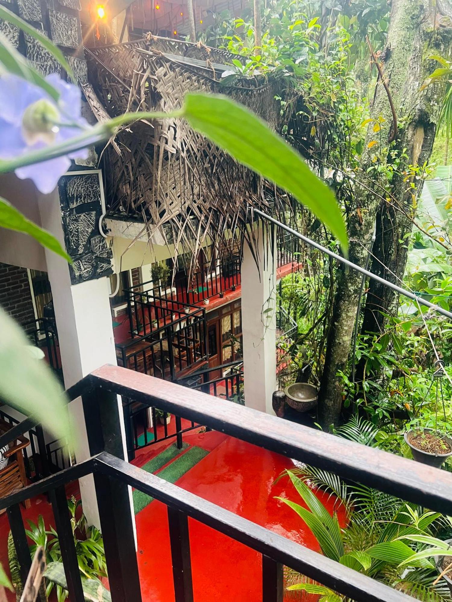 Mum Jungle Inn Ella Eksteriør bilde