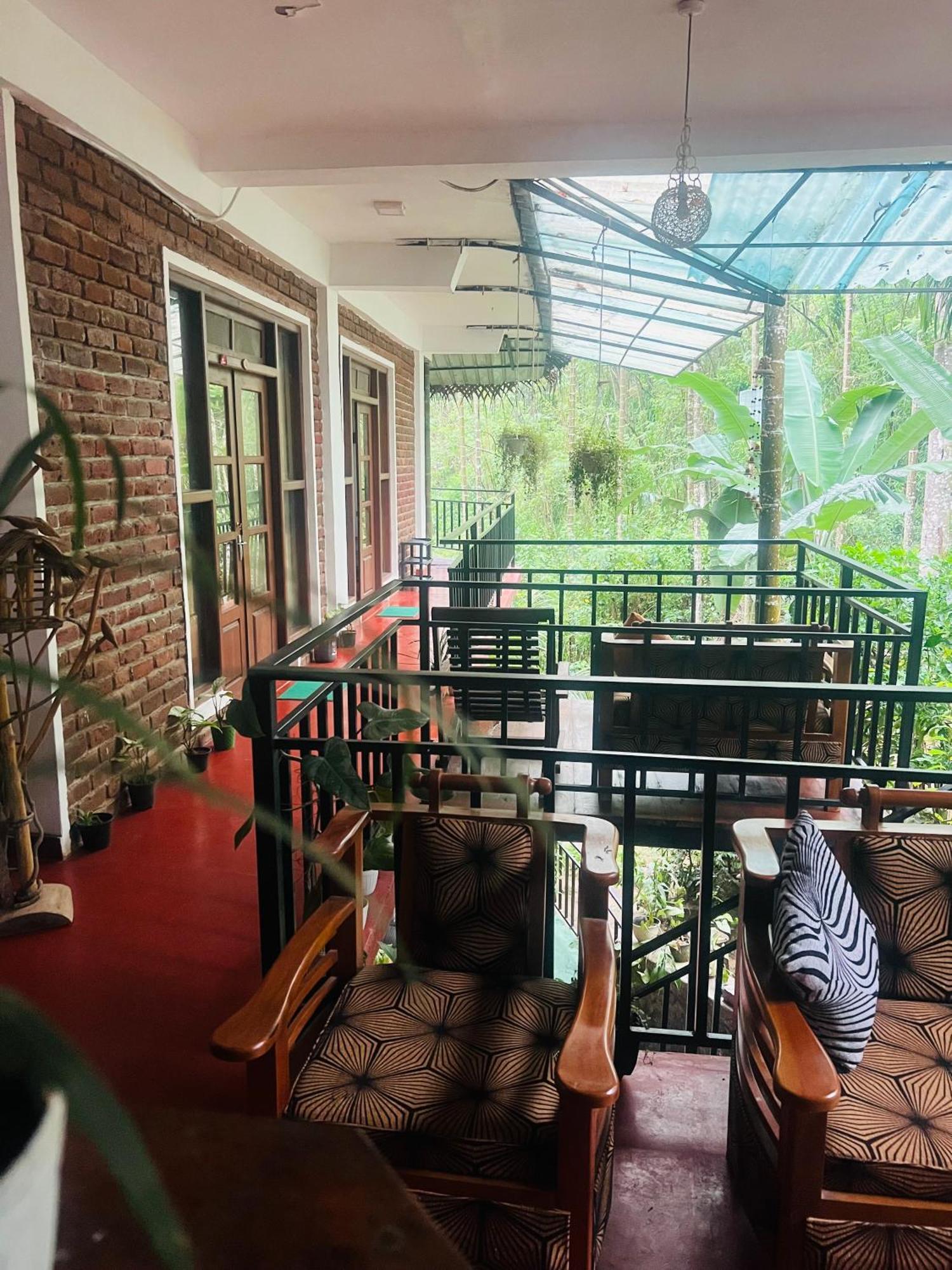 Mum Jungle Inn Ella Eksteriør bilde